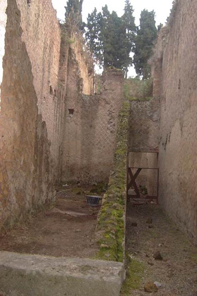 Ins Or. II, 7, Herculaneum, October 2004. Looking east. Photo courtesy of Nicolas Monteix.